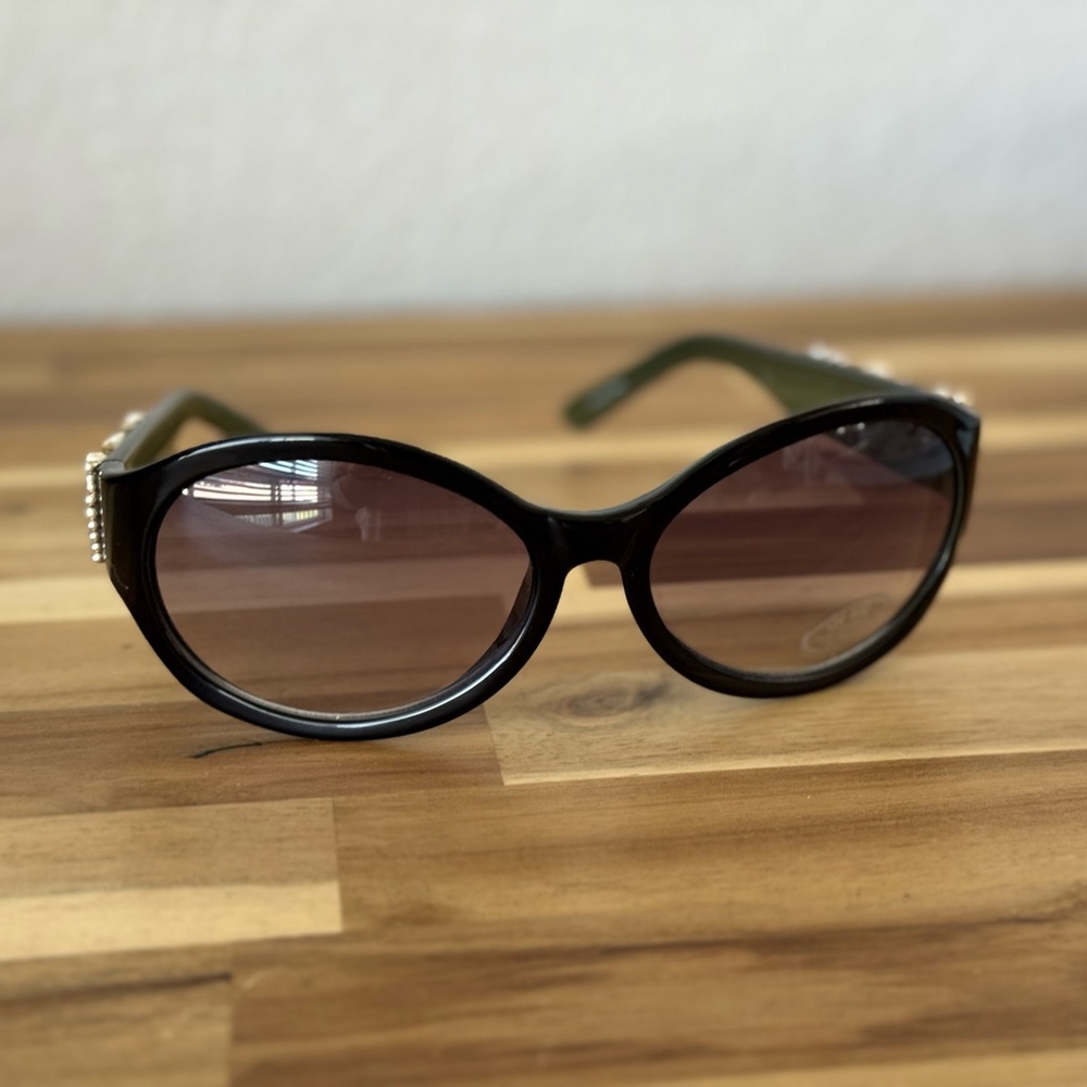 Elegant Black Sunglasses